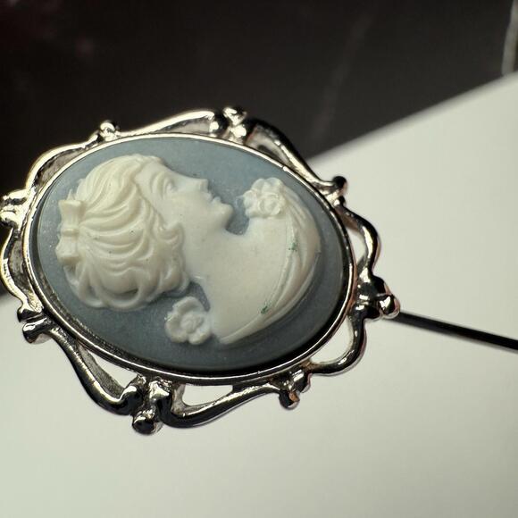 Signed Trifari Blue Cameo Face Of Lady Silver Tone Lapel Stick Pin - Picture 5 of 11